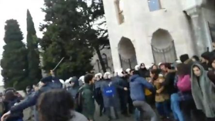VİDEO | Üniversite dilekçe almadı, polis öğrencilere saldırdı