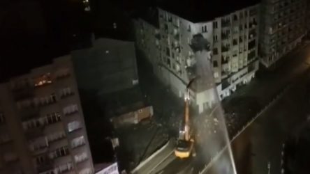 Elazığ'da çökme riskiyle boşaltılan 5 katlı bina yıkılıyor