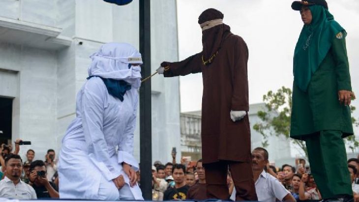 Endonezya'da kadın kırbaçlama ekibi tanıtıldı