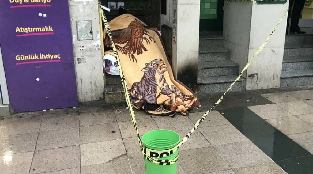 İstanbul’da bir kişi sokakta donarak öldü