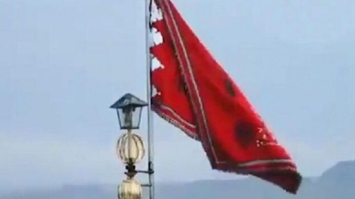 İran'da Cemkeran Camii'ne 'savaş' anlamına gelen kırmızı bayrak çekildi