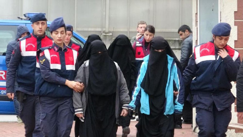 IŞİD’den yakalanan, aralarında ’emir’in eşi de olan 4 kadın serbest