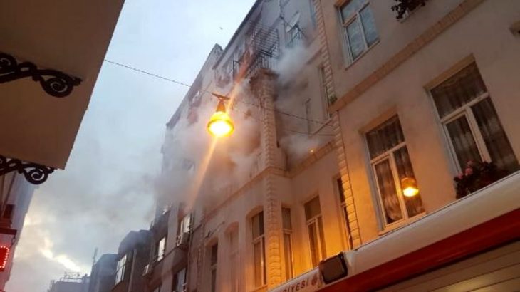İstanbul Beyoğlu'nda korkutan otel yangını