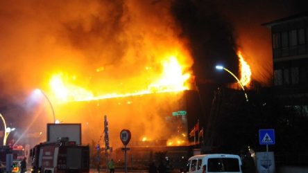 AVM’de yangın: Mağazalar kül oldu