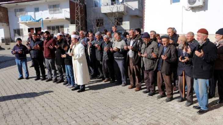 Tokat'ta imam köylüleri 'kar duası'na çıkardı