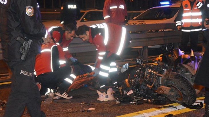 Mecidiyeköy’de motosiklet metrobüse çarptı: 2 yaralı