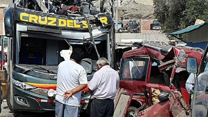 Peru'da yolcu otobüsü park halindeki araçlara çarptı: 16 ölü, 40 yaralı