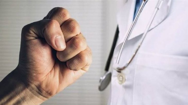 Hastanede doktora yumruklu saldırı: Sekreter yere yığıldı