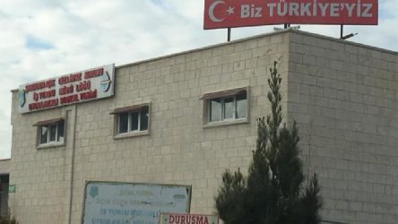Cezaevinin tepesine 'Biz Türkiye'yiz' tabelası koydular