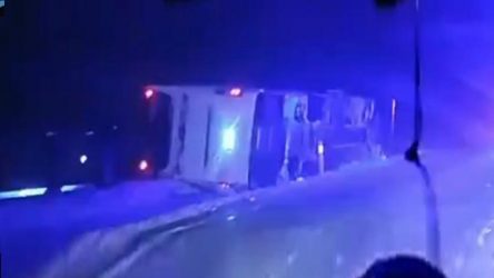 Kar yağışı sebebiyle yolcu otobüsü devrildi: Yaralılar var