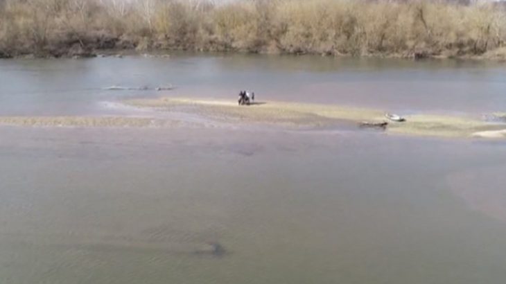 Botla Meriç'i geçmeye çalışan bir aile nehrin ortasında mahsur kaldı
