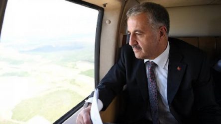 AKP'li Ahmet Arslan yolcuların yerini değiştirtti: Benim kim olduğumu biliyor musunuz?
