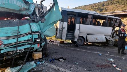 İzmir'de işçi servisi ile kamyon çarpıştı: Çok sayıda ölü ve yaralı var!