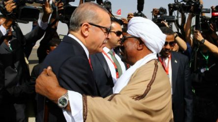El Beşir için karar: Lahey’e teslim edilecek