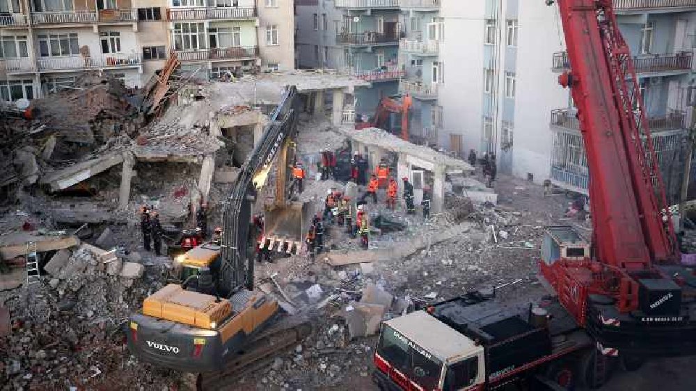 Depremzedelerin eşyalarını çalmaktan tutuklandılar