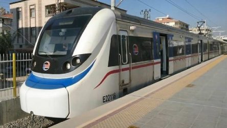 İzmir Karşıyaka'da bir genç trenin önüne atlayarak intihar etti