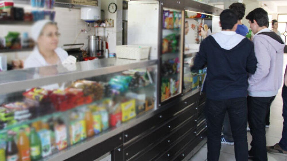 Koronavirüs önlemleri kapsamında kapalı olan okul kantinleri açıldı