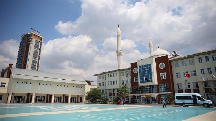 Bilal'in okulundaki konferansta Türkçe yok: 'Meclisi Mebusan' komitesi kuruluyor