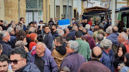 Kıbrıs'ta sınır kapılarının kapatılması protesto edildi: 'Kıbrıs'ta barış engellenemez' sloganları