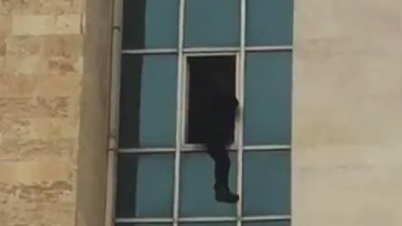 Cizre'de bir kişi, kaymakamlık binasından atladı