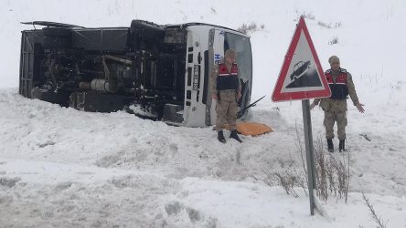 Erzurum Horasan'da halk otobüsü devrildi: Ölü ve yaralılar var