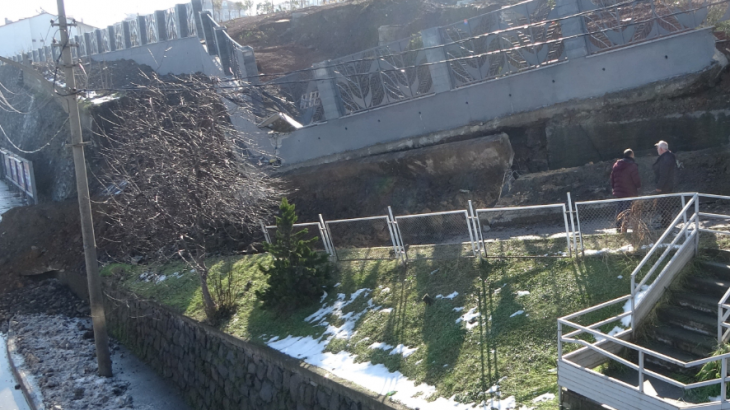 Trabzon Akçaabat'da Millet Bahçesi'nin inşa edildiği karayolu duvarı çöktü