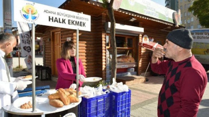 Adana Yüreğir'de belediyenin gönderdiği ekmekleri dağıtan 3 kişi gözaltına alındı