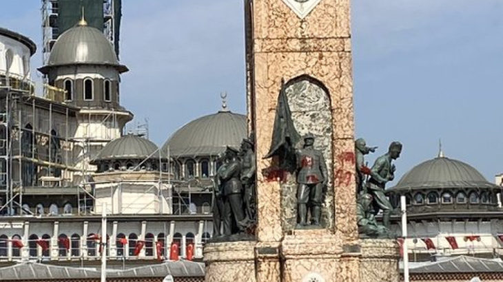 Taksim'de Cumhuriyet Anıtı'na saldırı