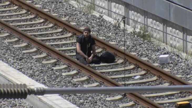 Bakırköy Marmaray'da raylara oturan şahıs: “Çantamda bomba var”