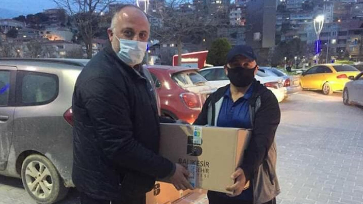 Belediyenin yardım kolilerini AKP'li ilçe başkanı dağıttı