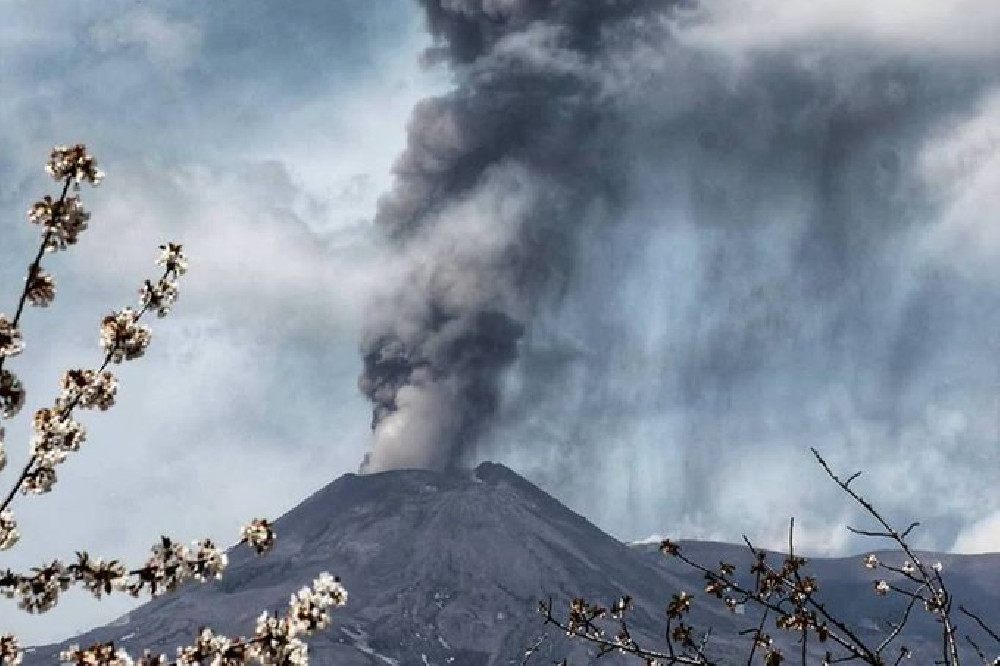 Etna yeniden faaliyete geçti