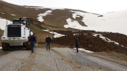 Hakkari Yüksekova'da heyelan: 11 köy ve mezraya ulaşımın sağlandığı yol kapandı