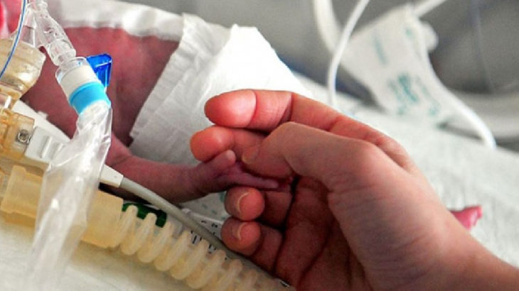 İran'da 800 gram ağırlığında doğan prematüre bebek koronavirüsü yendi