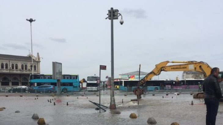 Kadıköy'de su borusu patladı: Ev ve iş yerlerine su verilemiyor
