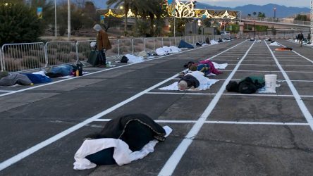 Las Vegas'ta evsizler 1.8 metre arayla açık otoparka yerleştirildi