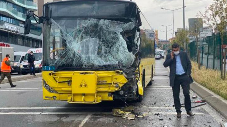 İETT otobüsü sulama aracına çarptı: 9 kişi yaralandı