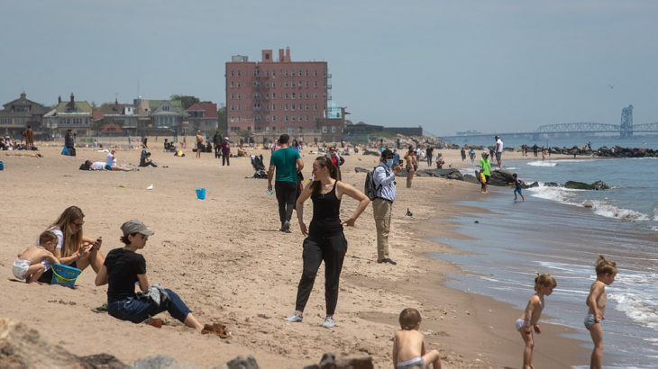ABD'de yasaklara ve koronavirüse aldırmayan halk plajlara akın etti