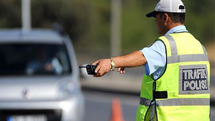 Antalya Kepez'de ekmek almak için sokağa çıkan vatandaş, polis kovalamacasının ortasında kaldı
