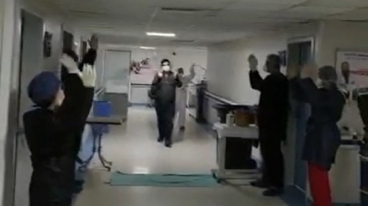 Batman'da koronavirüsü yenen sağlık emekçisi Çavbella Marşı'yla taburcu edildi