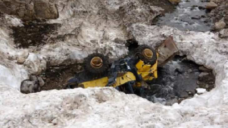 Çığ faciasında 42 kişi can vermişti: Kar altında kalan araçlar ortaya çıktı