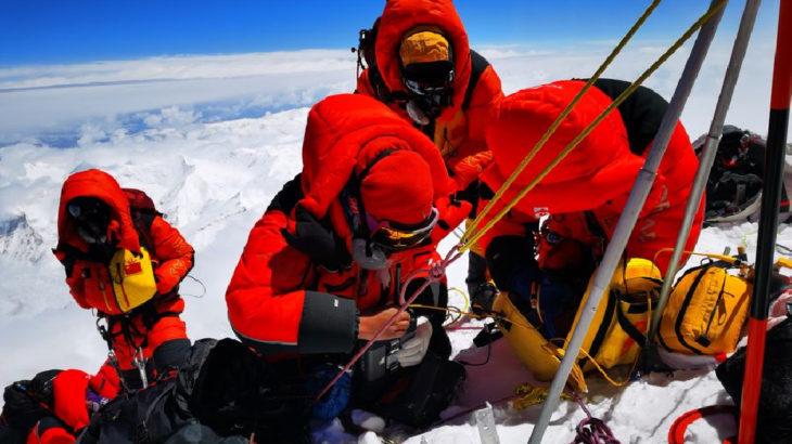 Everest'in yüksekliğini ölçecek Çinli ekip zirveye ulaştı