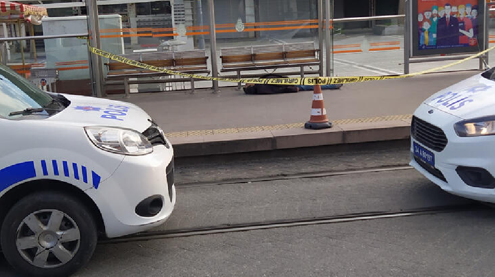 Tramvay durağında ceset bulundu