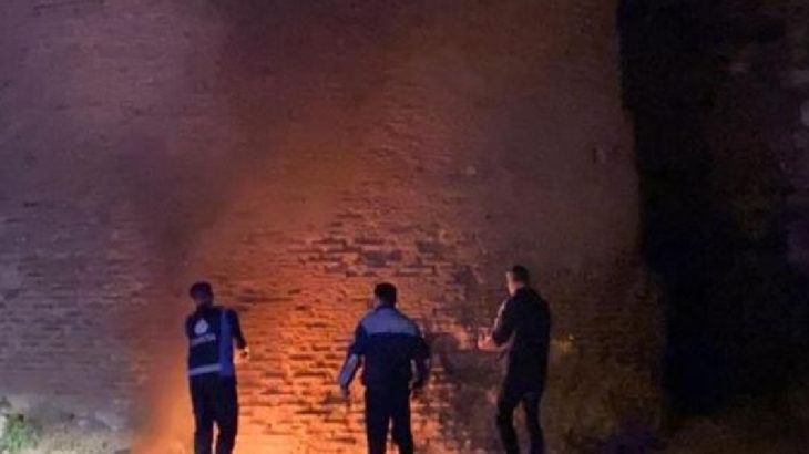 Bursa'da 1800 yıllık surları ateşe verdiler