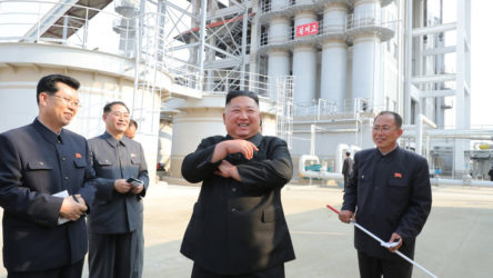 Öldüğü iddia edilen Kim Jong-un fabrika açılışındaydı