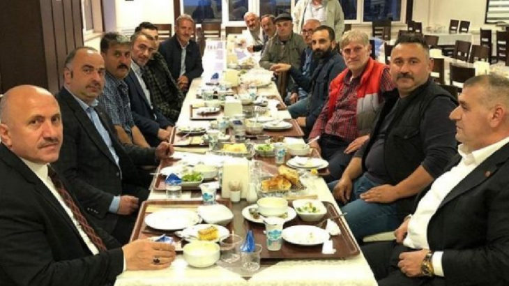 MHP’li belediye başkanı salgına rağmen toplu iftar verdi