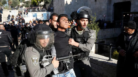 İsrail güçleri Filistinli gençleri darp ederek gözaltına aldı