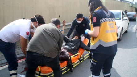İstanbul Şişli'de yoldan geçen araçları taşlayan kişi bıçaklandı