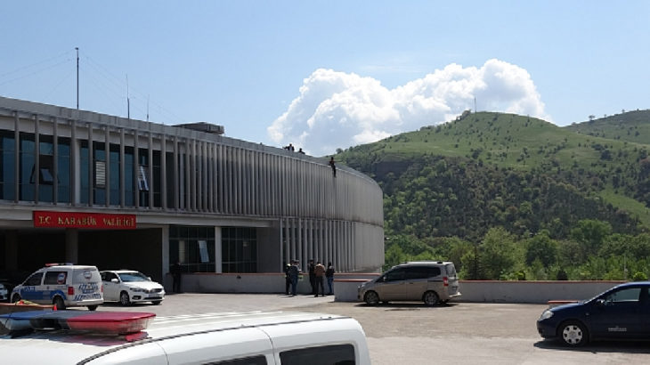 Karabük'te bir vatandaş yardım alamadığı iddiasıyla Valilik çatısında intihar girişiminde bulundu