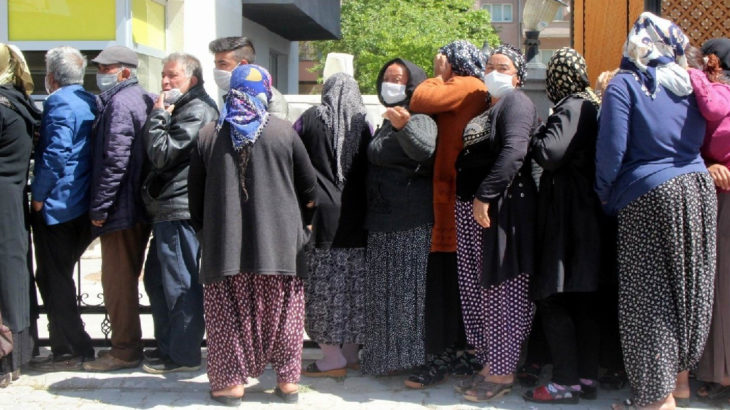 Kızılay önünde oluşan yardım kuyruğunu polis dağıttı