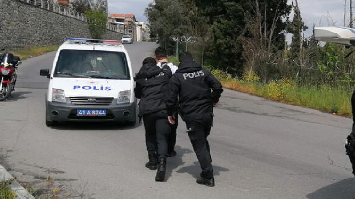 Kocaeli Gebze'de yasağı ihlal eden motosikletliler polisi yumrukladı